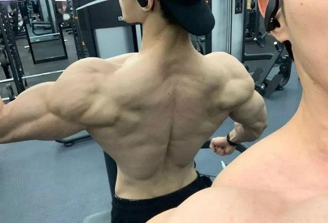 背影中的力量，体育生与肌肉男的魅力展现