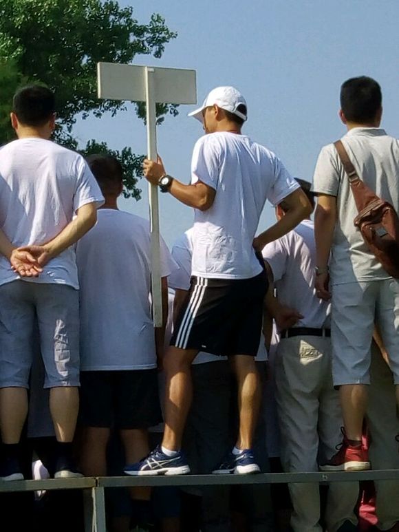 体育生与老师之间的微妙瞬间，拍肩膀照片背后的故事