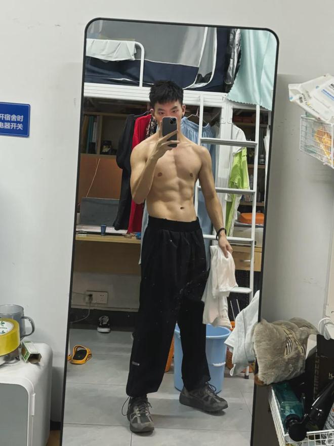 体育生的宿舍日常，自拍视频素材的独特魅力