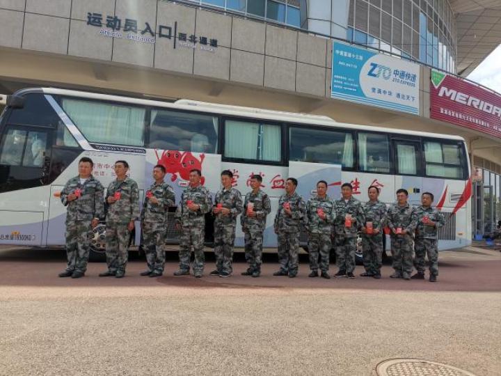 体育老师化身白衣英雄，一次令人动容的抽血救人视频