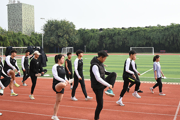 体育队热身动作，跑步前的关键准备与重要性实践指南