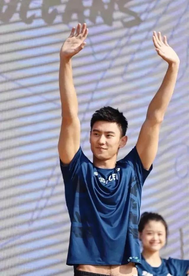 关于体育生是否会被打以及相关的视频内容探讨