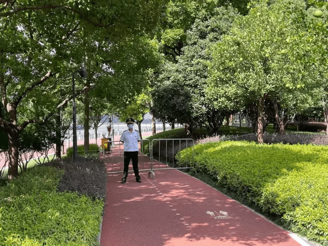 东方体育中心戏水乐园，精彩水上世界畅享无限乐趣