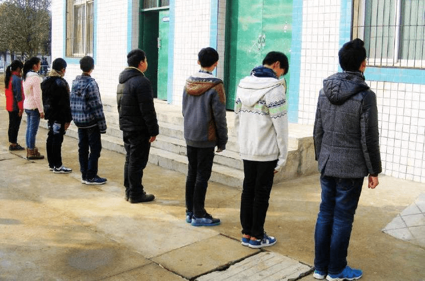 白霏的体育课罚站经历