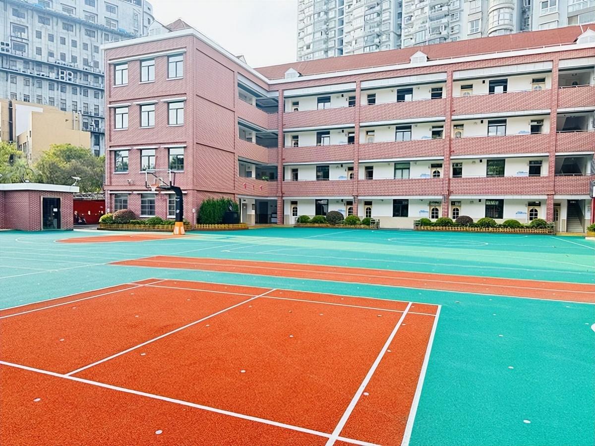 体育老师在操场上的身影，活力与激情的交织