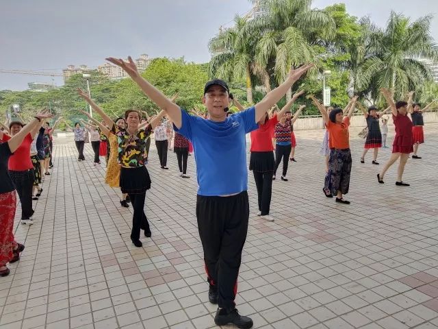 威海体育公园晨间广场舞，活力乐章开启新一天