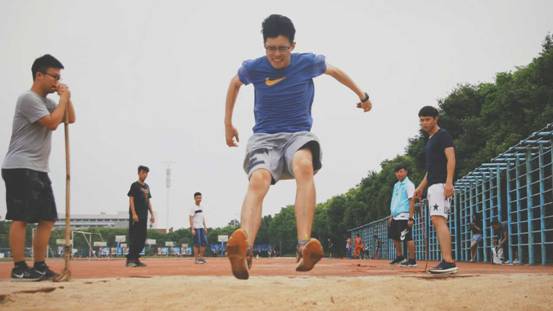 光脚跳沙地体育训练，创新方式与独特体验