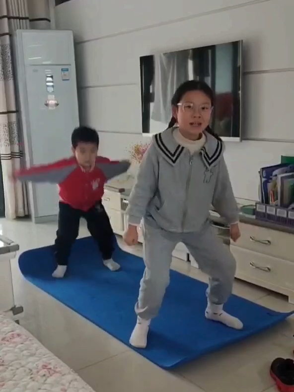 宅家乐享体育幽默瞬间，健康与乐趣的和谐交融
