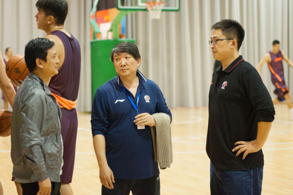 方勇体育老师与女篮的奋斗篇章