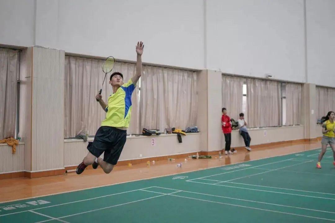 饭后锻炼，体育馆中的活力之源——观看体育馆锻炼视频