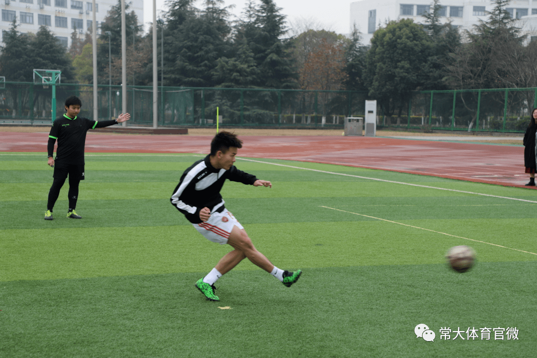 大学体育足球观后深思，激情、团队与超越