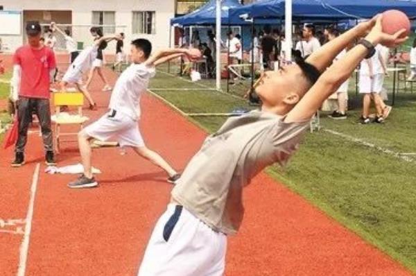 体育中考跑步项目中男生的距离挑战，探索男子跑步赛事背后的意义与价值