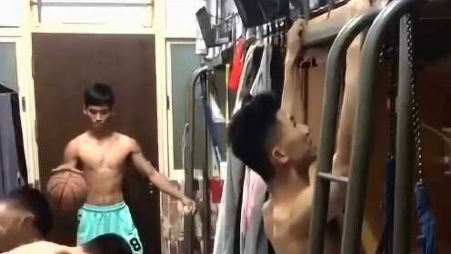 西北体育生与室友的厕所趣事