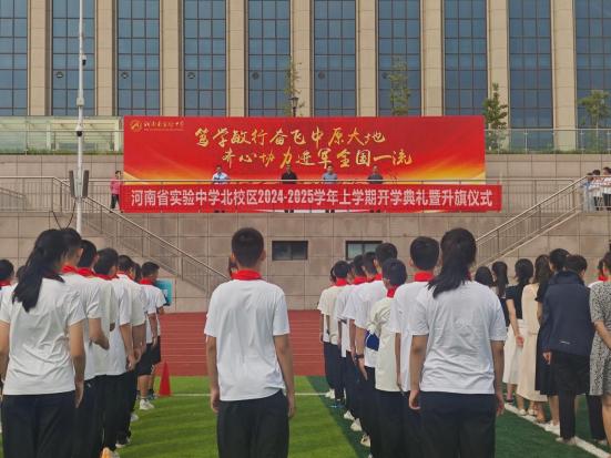 桦南实验中学的体育老师，塑造学生健康体魄的卓越导师